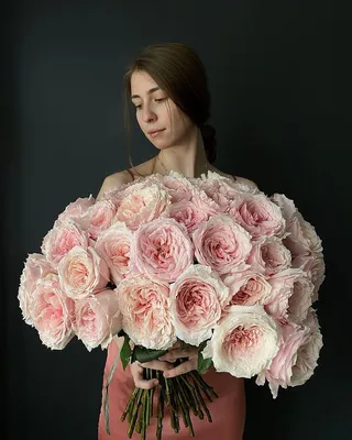 ЦВЕТЫ | БУКЕТЫ | ОДЕССА no Instagram: “101 роза или 10001 роза, это  эффектно:) Мы склоняемся к удобному и легко переносимому варианту.  Пионовидная роза, персико…