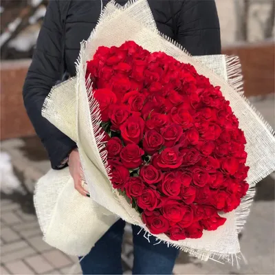 101 красная роза 50 см в крафт бумаге доставка в Кемерово | Buklavka42.ru