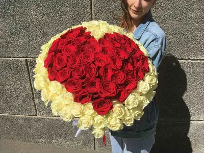 Купить букет из 101 яркой розы 50 см по доступной цене с доставкой в Москве  и области в интернет-магазине Город Букетов