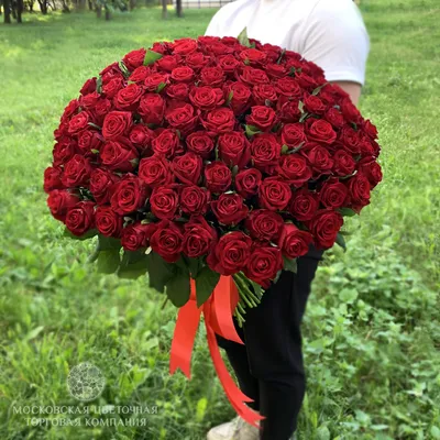 Кому принято дарить букет из 101 розы?