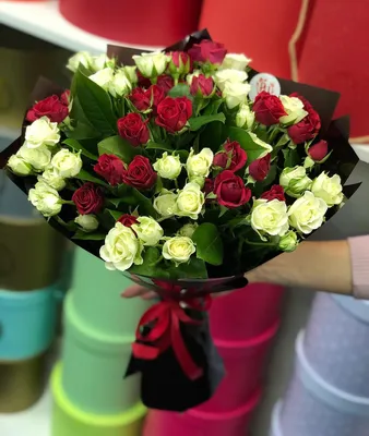 Купить 15 кустовых роз 60 см сорта \"Барбадос\" в упаковке в Красноярске! Дом  Цветов