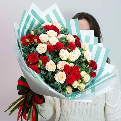 Купить 15 веток розовой пионовидной розы в крафте R530 в Москве, цена 5 290  руб.