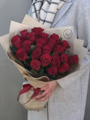 Купить 21 красную розу в золотой упаковке с доставкой по Минску