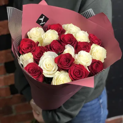 Букет из 21 красной розы с лентой с доставкой в Новосибирске. Служба  доставки цветов и подарков - FLO365