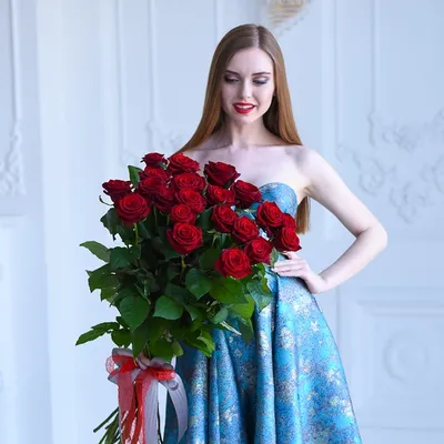 Букет 21 роза с декором в Санкт-Петербурге. Красные от официального  производителя с доставкой.