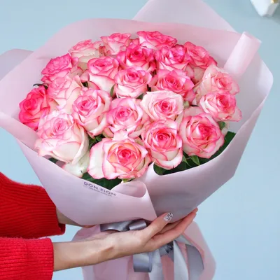 Букет из 21 разноцветной розы Эквадор 70 см - купить в Москве по цене 7490  р - Magic Flower
