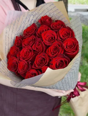Купить 21 розу бордовую в крафт бумаге | Минск