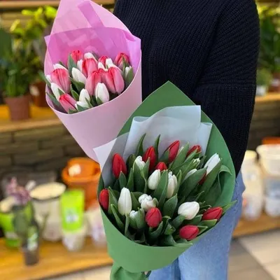 Купить букет из 21 розового и фиолетового тюльпана по доступной цене с  доставкой в Москве и области в интернет-магазине Город Букетов
