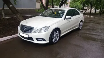 В аренду белый авто Mercedes Benz 212 E-class на свадьбу