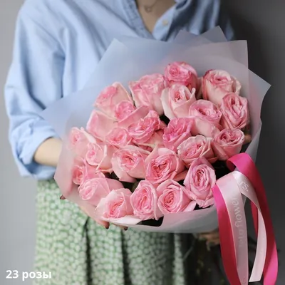 Купить букет из 23 красных роз в шляпной коробке недорого