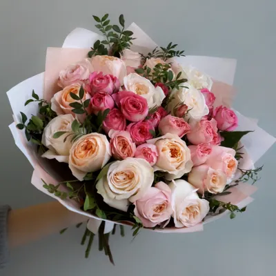25 бело-розовых кустовых роз – купить оптом и в розницу в Москве и  Московской области – Городская База Цветов