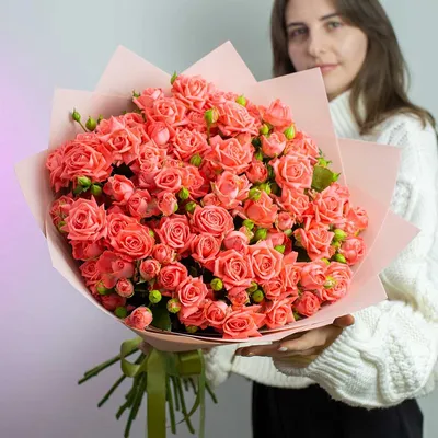 25 разноцветных кустовых роз - купить в Москве по цене 9190 р - Magic Flower