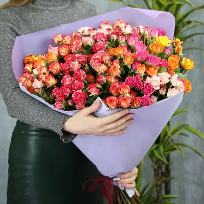 25 малиновых кустовых роз заказать с курьерской доставкой в  Санкт-Петербурге. Прекрасные Розовые недорого в интернет-магазине.