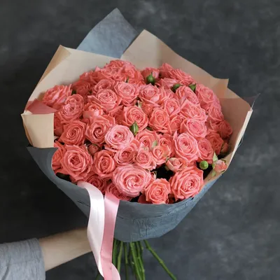 25 кустовых роз в матовой упаковке, артикул F1115661 - 9090 рублей,  доставка по городу. Flawery - доставка цветов