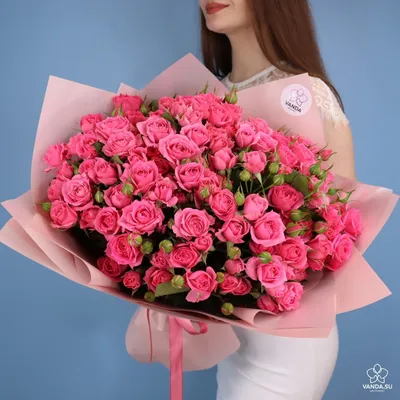 Купить 25 розовых кустовых роз в коробке по доступной цене с доставкой в  Москве и области в интернет-магазине Город Букетов