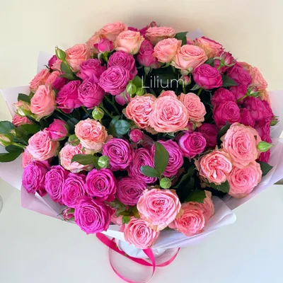 Букет 25 пионовидных кустовых роз с зеленью купить с доставкой в СПб