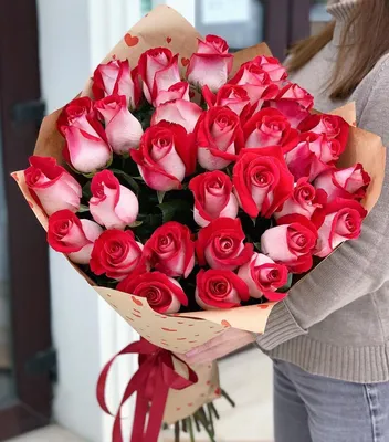 Крафт-букет из 27 красных роз + подарок!