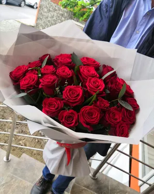 Букет из 27 красных роз (Россия) с лентой 60 см - купить цветы с доставкой  по Москве и МО от 3390 руб | «Букет-Маркет»