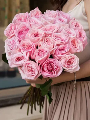 Букет цветов 27 роз Шармант с эвкалиптом 💐 заказать в Москве с доставкой  по цене 9 190 ₽ | Флористическое кафе VioletFlowers 🌷