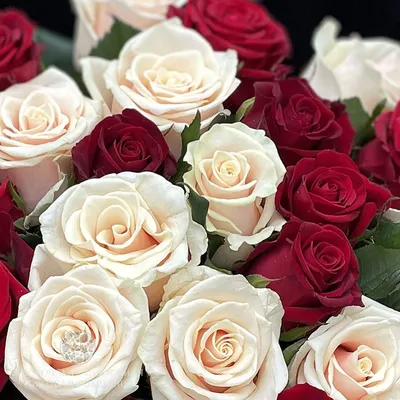 Красивый букет из 35 роз с эвкалиптом по цене 12076 руб. заказать с  доставкой по Москве - свежие цветы от интернет-магазина \"Во имя розы\"