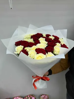 Букет из 39 красно-белых кустовых роз – заказать в Красноярске в компании  «Ромашково»