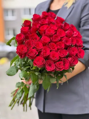 Букет из 41 красной импортной розы в крафт бумаге. купить в Рогачёве,  закажи, а мы доставим.