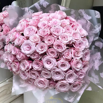 Букет 41 пионовидная ароматная роза Pink Ohara с зеленью купить с доставкой  в СПб