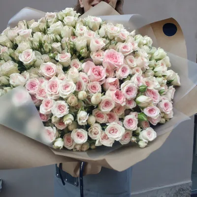 Купить 41 белую кустовую розу в коробке по доступной цене с доставкой в  Москве и области в интернет-магазине Город Букетов