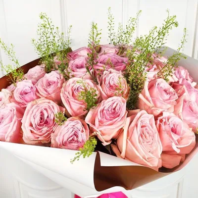 Букет 41 пионовидная ароматная роза Pink Ohara с зеленью купить с доставкой  в СПб