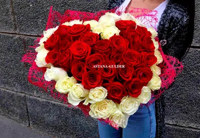 Купить Букет из 51 розы ( 50 см ) Белая , Красная с доставкой по Москве