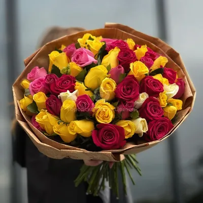 Розы белые недорого: 51 цветок, высота 50 см по цене 8395 ₽ - купить в  RoseMarkt с доставкой по Санкт-Петербургу
