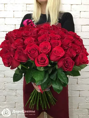 Букет из 51 красной и белой розы 50 см - купить в Москве по цене 5090 р -  Magic Flower