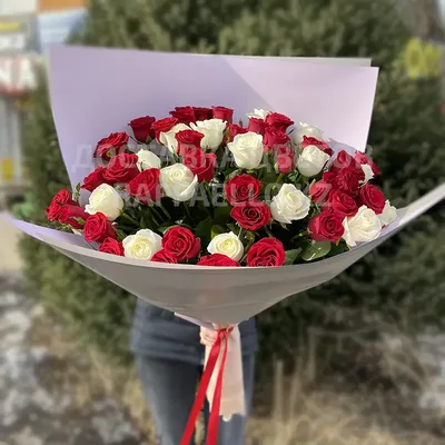 Букет 51 малиновая роза 50 см на заказ по выгодной цене в Санкт-Петербурге.  Купить 51 розу в коробке, корзине или подарочной упаковке недорого.