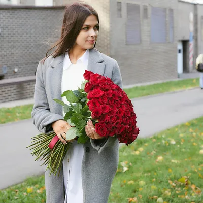 51 роза 60 см в красивой упаковке доставка в Пензе | daribuket58.ru