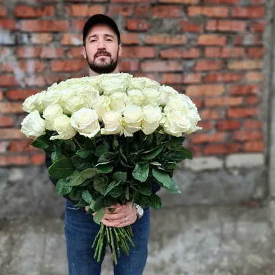 Букет из 51 розы 50-60 см (Россия) с белой розой в центре - купить по цене  5890 ₽ с доставкой, Санкт-Петербург