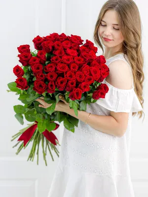 ХИТ - 51 белая роза «Аваланж Вайт» 60 см - Купить розы с доставкой