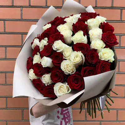 Купить букет из 51 розово-белой розы (60 см.) по доступной цене с доставкой  в Москве и области в интернет-магазине Город Букетов