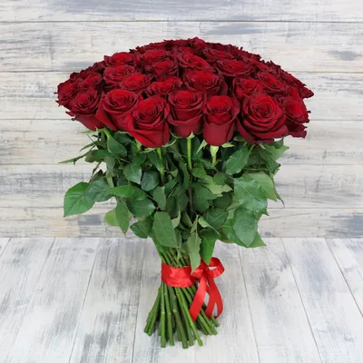 Букет из 51 красной розы: заказать и купить по цене 10 540 руб. с доставкой  в Сургуте