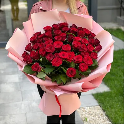 Купить букет из 51 розово-белой розы (70 см.) по доступной цене с доставкой  в Москве и области в интернет-магазине Город Букетов