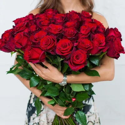 Купить букет из 51 бордовой розы 70 см по доступной цене с доставкой в  Москве и области в интернет-магазине Город Букетов