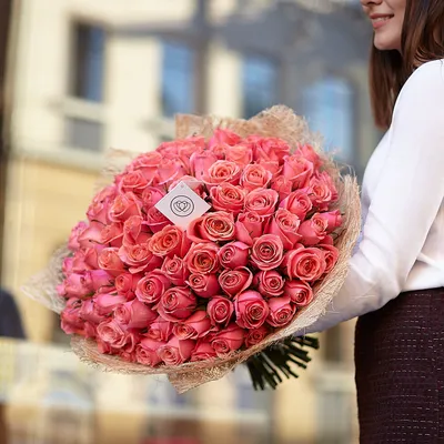 букет из 51 розы. красивый букет натуральных красных роз. симпатичная рука  девушки Стоковое Фото - изображение насчитывающей естественно, свеже:  273043432