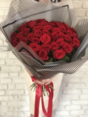 51 красная роза Россия 60 см в оформлении купить с доставкой по Краснодару