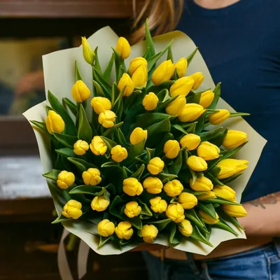 Букет из 51 тюльпана жёлтого и белого цвета купить в Лунинце, закажи, а мы  доставим.