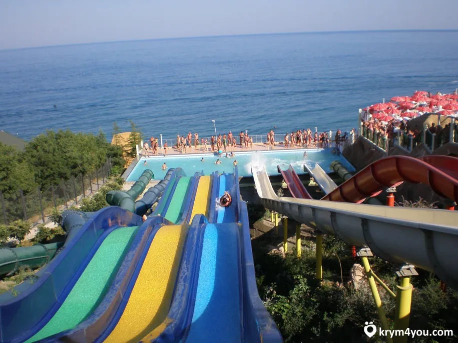 Аквапарк алушта отзывы. Аквапарк Миндальная роща Алушта. Ялта аквапарк Миндальная роща. Алушта достопримечательности аквапарк. Алуштинский аквапарк.