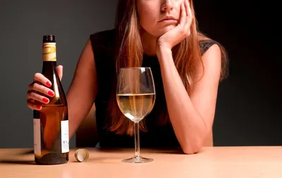 Женский алкоголизм: отличия, симптомы и последствия - Наркология -  Медицинский центр Витамед