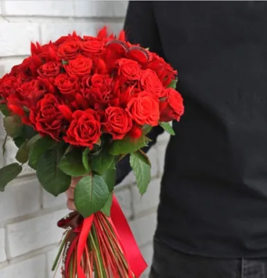 Купить высокие алые розы 70 см. №305 недорого с доставкой по Екатеринбургу  - Свой Цветной