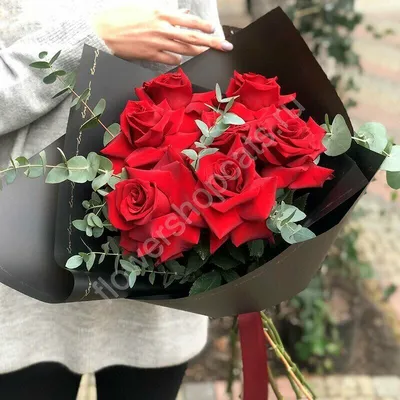 Купить Алые розы в коробочке «Скарлетт» с доставкой в Люберцах - «Игнолия»