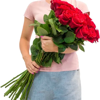 Букет Алые розы с бесплатной доставкой на дом. Дон Фион.ру
