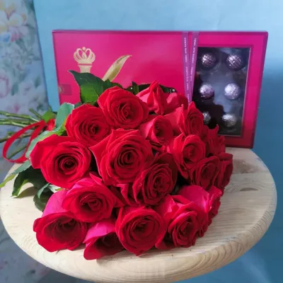 Алые розы, Цветы и подарки в Москве, купить по цене 15998 RUB, Монобукеты в  Московская оптовая база цветов с доставкой | Flowwow