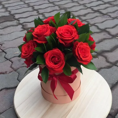 Композиция из 25 роз \"Алые розы в коробке\", артикул: 200562 в интернет  магазине EnjoyFlowers.ru ❀ с доставкой по Москве